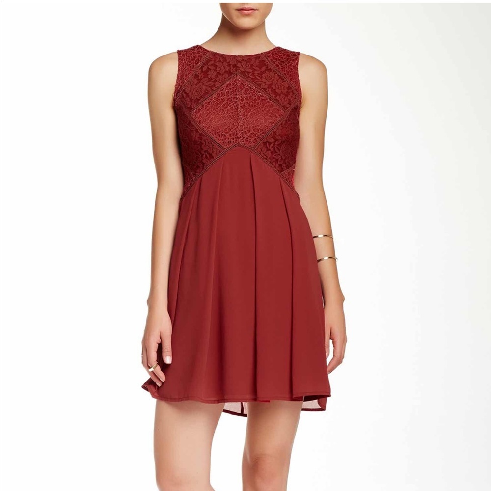 DRESS FORUM LACE BODICE PLEATED DRESS IN BERRY
